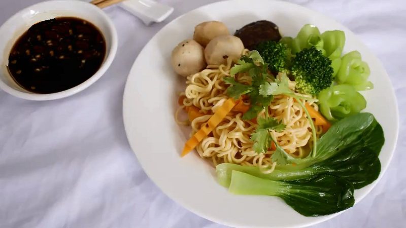 Cách xào mì trứng Trung Quốc giòn ngon chỉ trong vài phút
