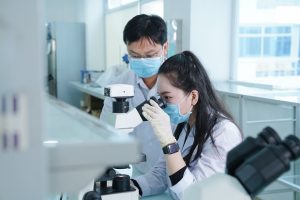 Ngành Kỹ thuật Xét nghiệm Y học mang đến nhiều cơ hội việc làm hấp dẫn tại bệnh viện, trung tâm xét nghiệm và doanh nghiệp y tế