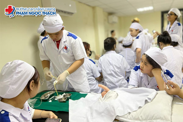 Sinh viên Cao đẳng Y sĩ đa khoa - Trường Cao đẳng Y khoa Phạm Ngọc Thạch